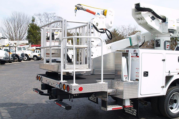 Big aluminum basket with easy access door has 180 degree rotation around the boom tip. Hydraulic winch at the basket can lift up to 1,000#. VST-47 platform lift